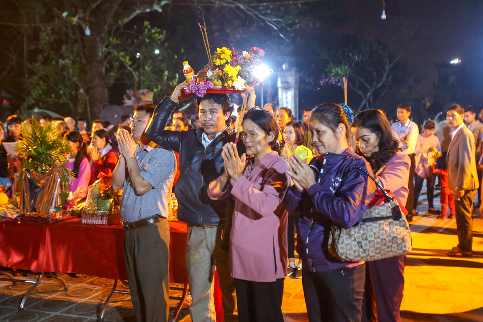 Lễ rước Kiệu ấn sẽ diễn ra từ 22 giờ 40 phút đến 23 giờ 10 phút. Lễ khai ấn được thực hiện từ 23 giờ 15 phút. Từ 23 giờ 55 phút, Ban tổ chức sẽ mở cửa đền cho người dân vào làm lễ đầu năm. (Ảnh: PV/Vietnam+)