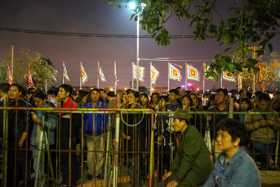 Nhiều người dân tỏ ra tiếc nuối khi không kịp vào thắp hương trong đền. (Ảnh: PV/Vietnam+)