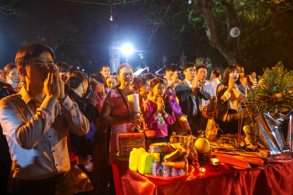 Từ khoảng 20 giờ ngày 18/2, tức ngày 14 tháng Giêng Âm lịch, biển người đã đổ xô về đền Trần thắp hương dâng lễ chờ đến giờ Khai ấn. (Ảnh: PV/Vietnam+)