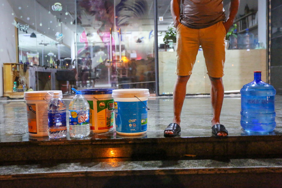 Các đồ dùng có thể đựng nước được tận dụng tối đa. (Ảnh: Minh Sơn/Vietnam+)