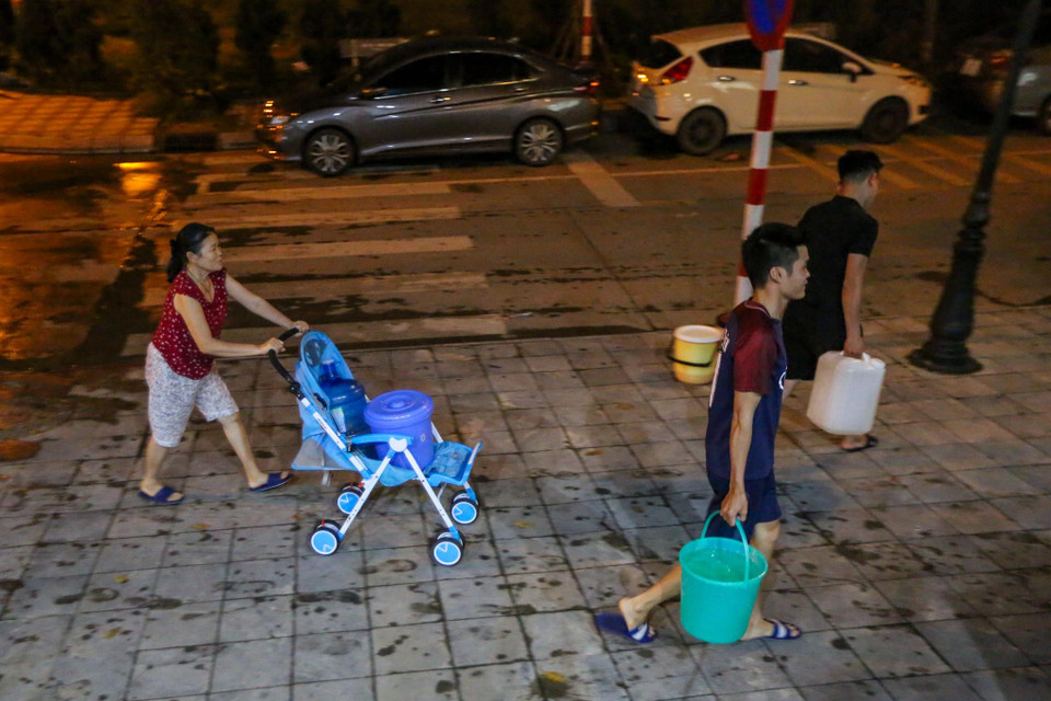 Ngoài việc lấy nước từ các xe téc, thành phố Hà Nội cho biết người dân có thể chủ động lấy nước sạch miễn phí tại 4 điểm của Công ty nước sạch Hà Nội ở Nhà máy nước Hạ Đình, Nhà máy nước Pháp Vân, Nhà máy nước Hoàng Mai và Nhà máy nước Quỳnh Mai. (Ảnh: Minh Sơn/Vietnam+)