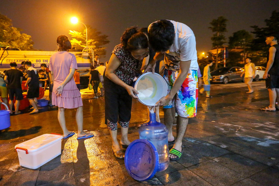 Trước khi được cung cấp nước sạch miễn phí, các cư dân nơi đây phải đi mua từng bình nước về nấu nướng, sinh hoạt tốn kém chi phí gấp hàng chục lần bình thường. (Ảnh: Minh Sơn/Vietnam+)