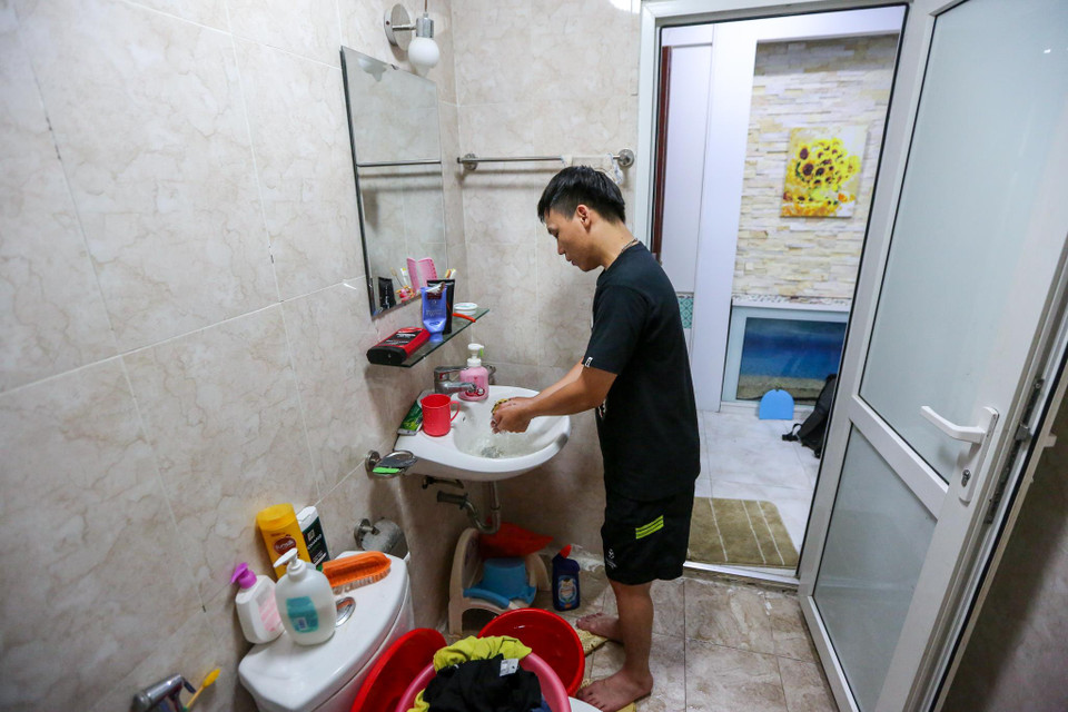 Anh Dương, một người dân sống tại tầng 8 tòa nhà Gemek Tower cho hay, anh chỉ dùng nước để ăn uống còn việc tắm giặt anh phải lên công ty. Anh Dương cũng tỏ ra bức xúc khi cho rằng, mặc dù là nước sạch nhưng vẫn bị đục. (Ảnh: Minh Sơn/Vietnam+)