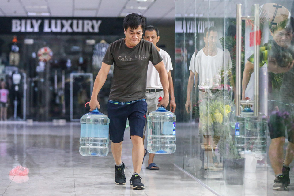 Mỗi xe trung bình chỉ chở được khoảng 7 khối nước sạch nên chỉ phục vụ nhu cầu rất nhỏ của người dân nơi đây. (Ảnh: Minh Sơn/Vietnam+)