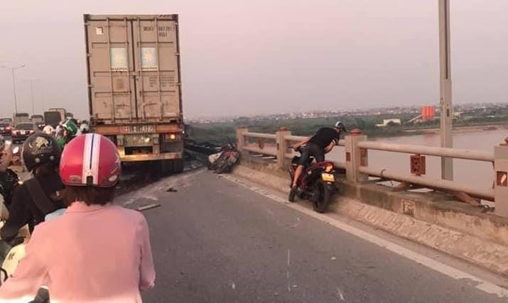Hiện trường vụ tai nạn liên hoàn trên cầu Thanh Trì khiến 1 nạn nhân rơi xuống sông Hồng (Ảnh: TTXVN phát)