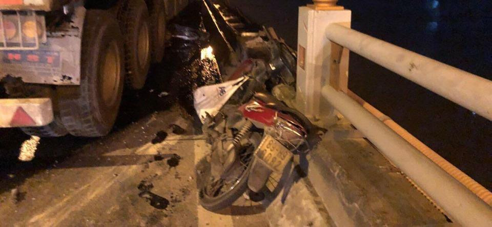 Chiếc xe container đã đâm vào 3 chiếc xe máy đang lưu thông trước khi đâm đổ thành cầu. (Ảnh: Sơn Bách/Vietnam+)