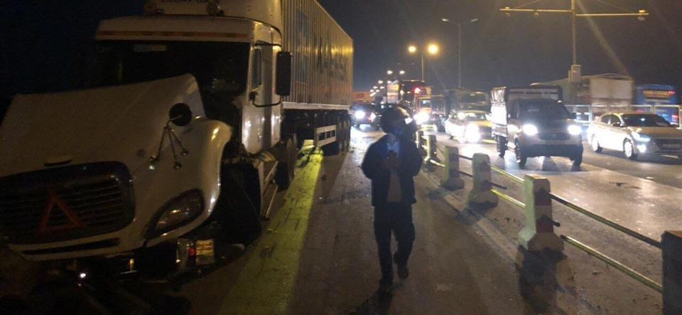 Một nguồn tin xác nhận bên cạnh nạn nhân mất tích dưới sông Hồng đang được khẩn trương tìm kiếm cứu nạn, 1 nạn nhân khác bị thương nặng đã được đưa đi cấp cứu. (Ảnh: Sơn Bách/Vietnam+)