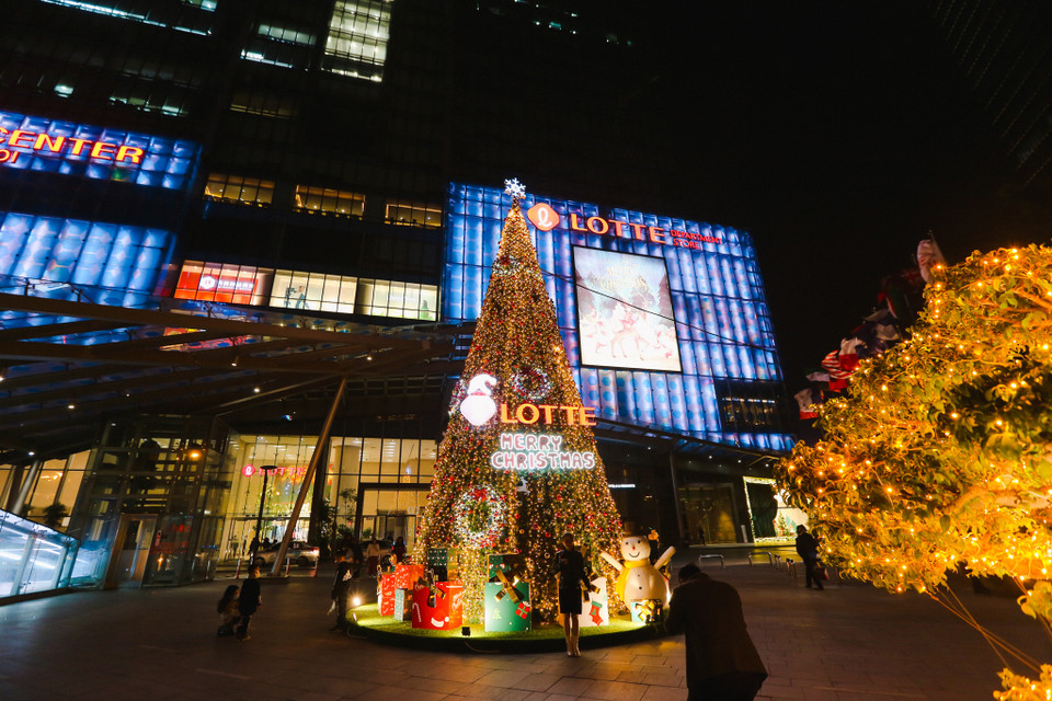 Khi nhìn thấy những cây thông sáng trưng xuyên đêm, mỗi người chúng ta đều biết, một Giáng sinh an lành sắp tới. (Ảnh: Minh Sơn/Vietnam+)
