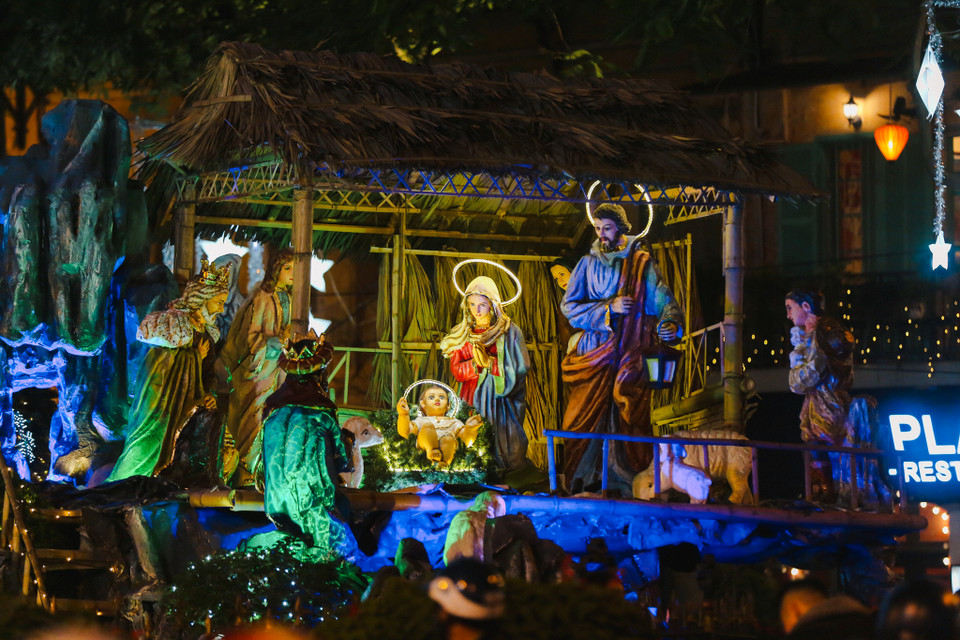 Không chỉ bởi vị trí trung tâm thành phố mà Nhà thờ lớn còn hết sức cầu kỳ trong việc trang hoàng mỗi dịp Giáng sinh đến. (Ảnh: Minh Sơn/Vietnam+)