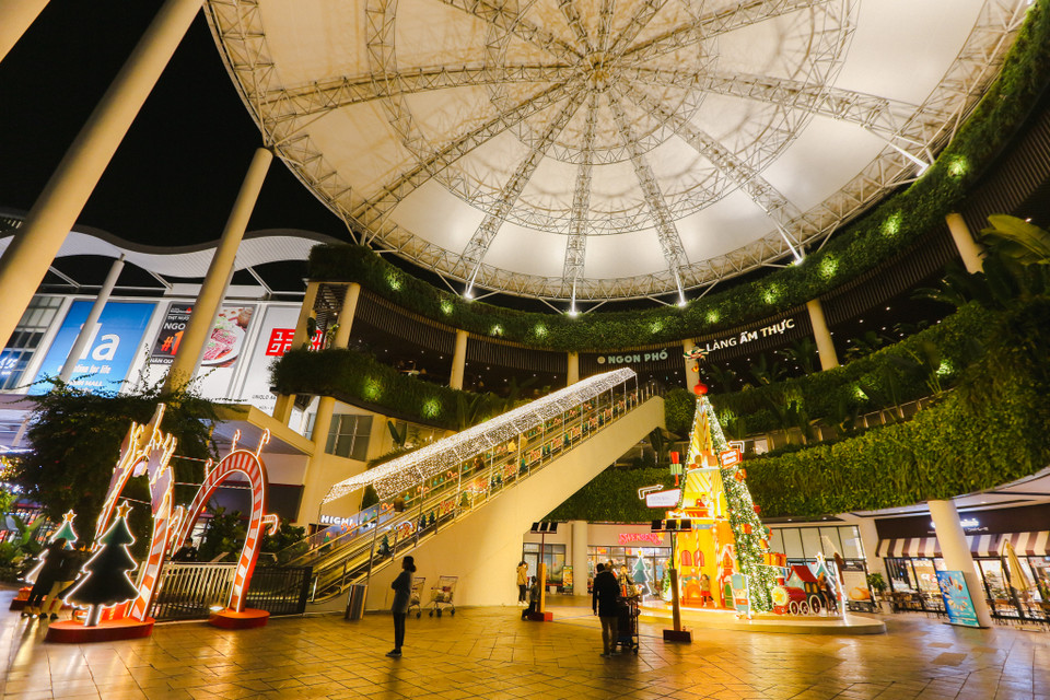 Một cây thông Noel độc đáo tại trung tâm thương mại AEONmall Long Biên. (Ảnh: Minh Sơn/Vietnam+)