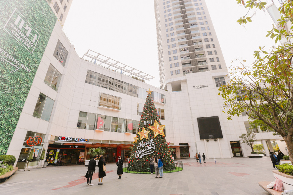 Chỉ còn khoảng 1 tuần nữa sẽ đến lễ Giáng sinh, chính vì vậy rất nhiều địa điểm xung quanh Hà Nội đã trưng lên những cây thông Noel lớn, thu hút người dân ghé qua. Trên nhiều tuyến phố, người dân dễ dàng bắt gặp những cây thông 'khổng lồ' tại các trung tâm thương mại hay các phố được trang hoàng lộng lẫy trước thềm Giáng sinh 2020. Ảnh: Minh Sơn/Vietnam+)