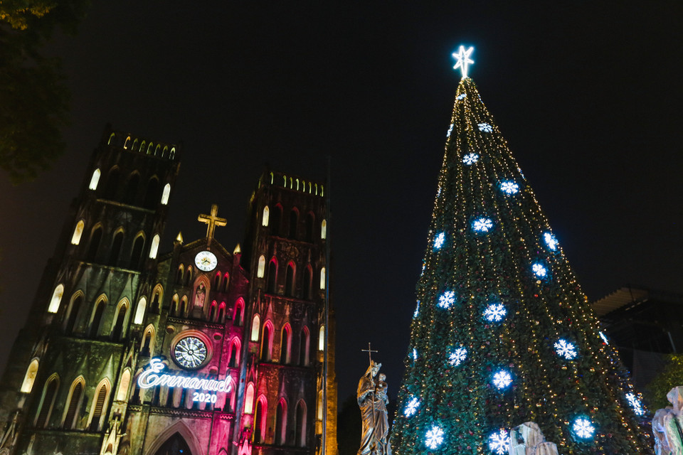 Tuy không trang hoàng lộng lẫy như nhiều cây thông khác nhưng khu vực này luôn đông đúc du khách tham quan mỗi dịp Giáng sinh tới. (Ảnh: Minh Sơn/Vietnam+)