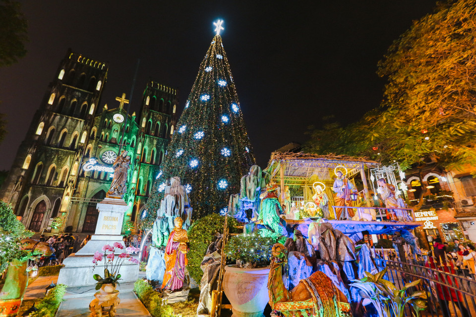 Phía trước Nhà thờ lớn được trang trí lộng lẫy với hang đá, tượng thiên thần, đây được xem là điểm vui chơi lý tưởng nhất mùa Giáng sinh. (Ảnh: Minh Sơn/Vietnam+)