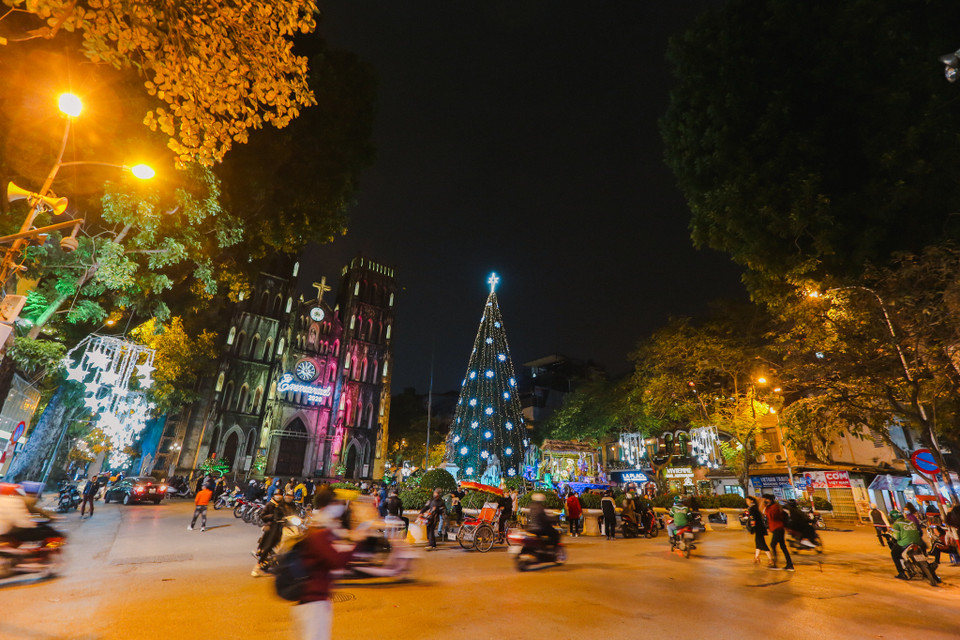 Cây thông Noel tại Nhà thờ Lớn được coi là cây thông 'khổng lồ' nhất tại Hà Nội đặt phía trước khuôn viên của nhà thờ. (Ảnh: Minh Sơn/Vietnam+)