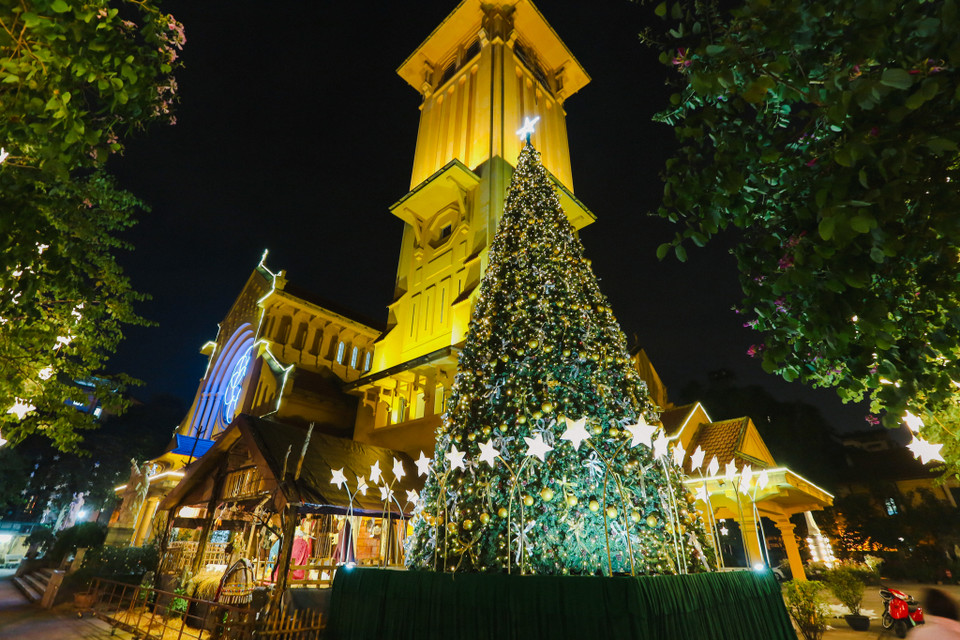 Cây thông Noel to lớn tại Nhà thờ Cửa Bắc. (Ảnh: Minh Sơn/Vietnam+)