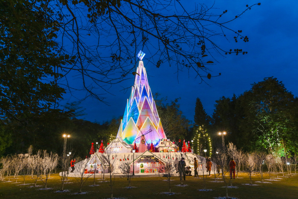 Năm nay, thay vì dựng cây thông truyền thống, ban tổ chức quyết định thể hiện mô phỏng búp măng tre - loài cây được dân gian coi là biểu tượng của văn hóa Việt Nam để Giáng sinh 2020 thêm phần ý nghĩa. (Ảnh: Minh Sơn/Vietnam+)