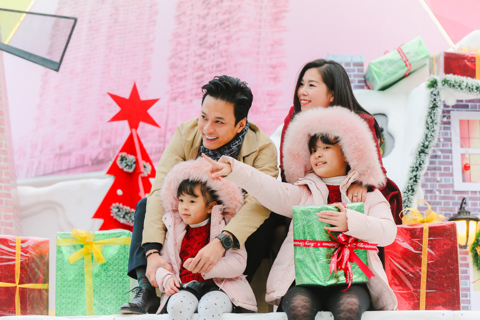 Nhiều gia đình đã chọn nơi đây làm địa điểm ghé chơi khi dịp Giáng sinh đang đến gần. (Ảnh: Minh Sơn/Vietnam+)