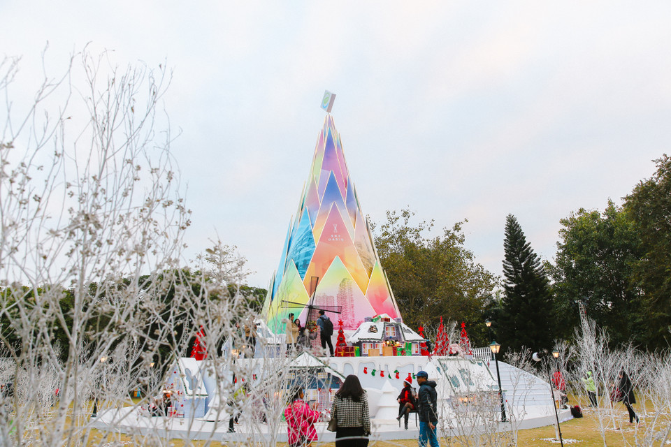 Những ngày này, giới trẻ Hà Nội đang đổ xô về công viên mùa Hạ (khu đô thị Ecopark), nơi sở hữu ngôi làng mô phỏng lại thị trấn cổ tích Bắc Âu tràn ngập không khí Giáng sinh. (Ảnh: Minh Sơn/Vietnam+)