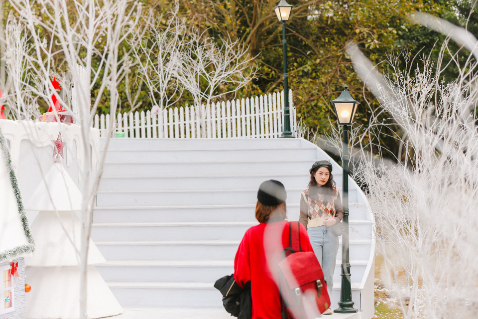 Búp măng Noel có chiều cao lên tới gần 20m và được trang hoàng bằng nhiều tấm màn cảm ứng nhiều màu sắc. (Ảnh: Minh Sơn/Vietnam+)