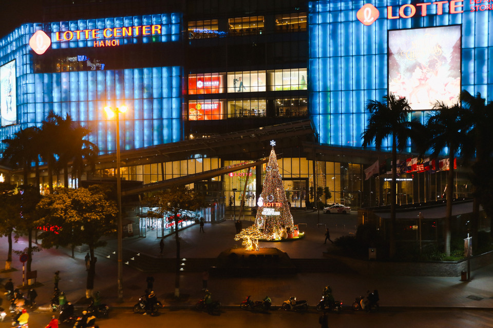 Cây thông Noel 'khổng lồ' tại trung tâm thương mại Lotte Liễu Giai. (Ảnh: Minh Sơn/Vietnam+)