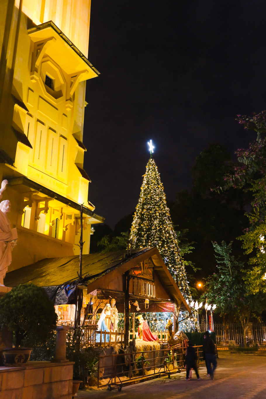 Lễ Giáng sinh chính thức vào ngày 25 tháng 12 nhưng thường được tổ chức từ tối ngày 24 tháng 12. (Ảnh: Minh Sơn/Vietnam+)