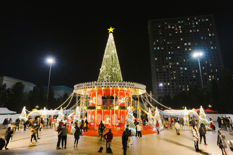 Những cây thông cao từ 10-12m được đính vô số họa tiết điêu khắc, đèn led, quả châu sáng rực rỡ khiến du khách đi qua đây ai cũng cố gắng nán lại một chút để chụp ảnh lưu niệm. (Ảnh: Minh Sơn/Vietnam+)