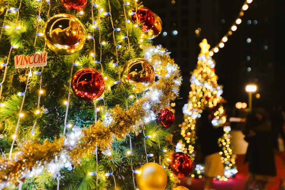 Dàn đèn led và bóng trang trí từ các cây thông nhỏ tôn lên vẻ lộng lẫy của cây thông 'khổng lồ' chính giữa. (Ảnh: Minh Sơn/Vietnam+)