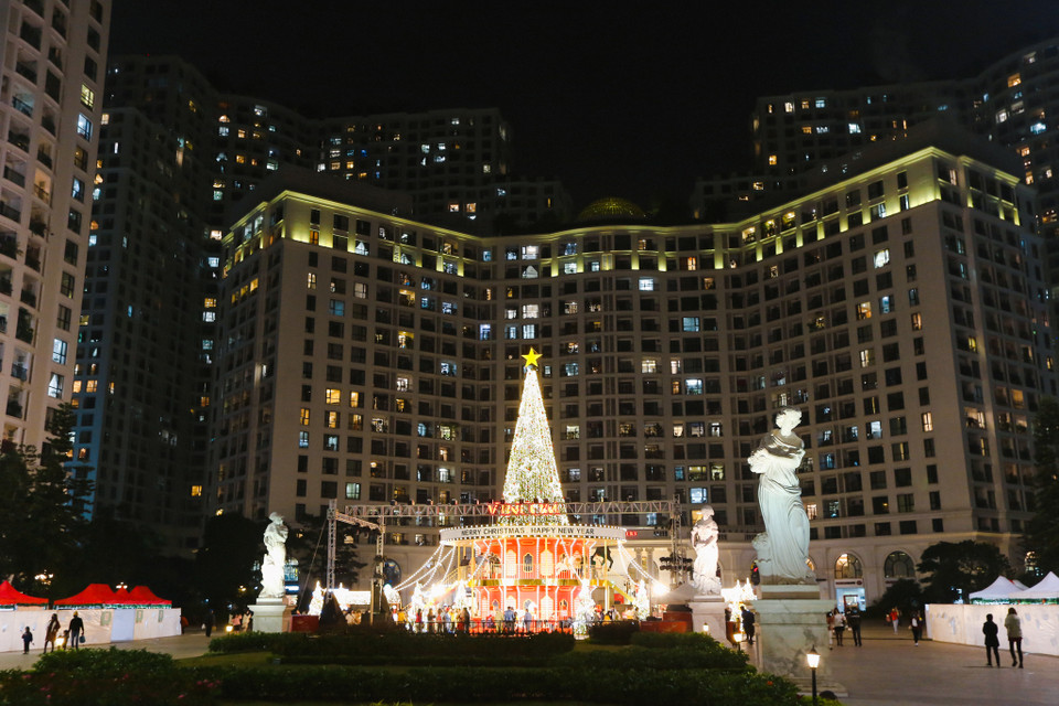 Các trung tâm thương mại của Vincom như Royal City, Time City hay Vincom Phạm Ngọc Thạch,... đều được dựng lên một cây thông Noel 'khổng lồ'. (Ảnh: Minh Sơn/Vietnam+)