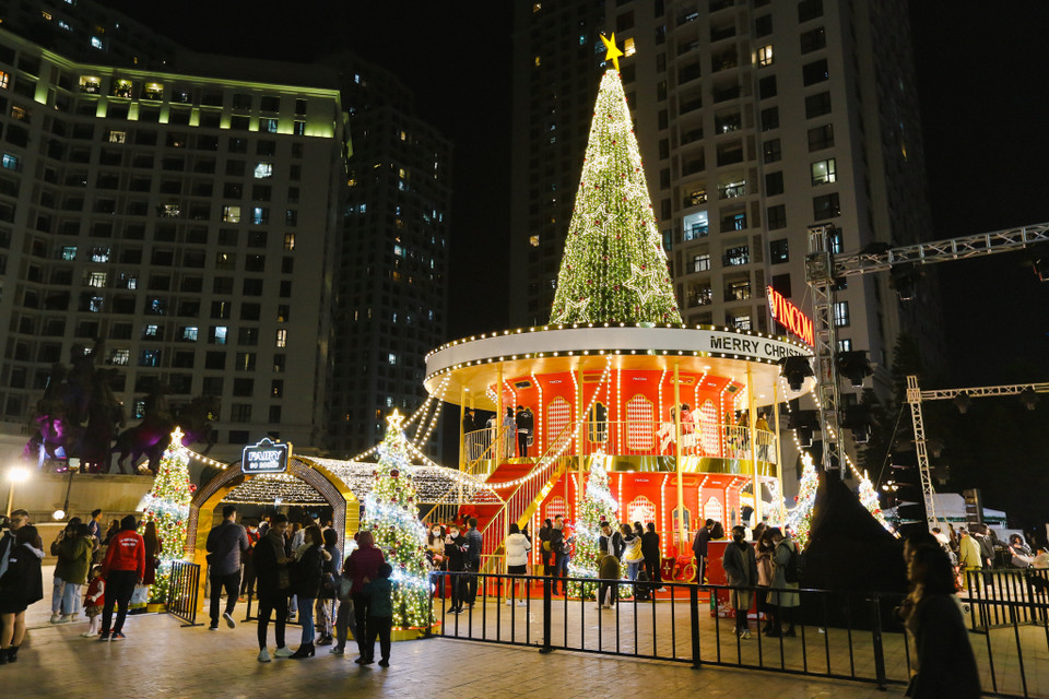 Cây thông Noel tại khu đô thị Royal City được dựng lên mô phỏng một gánh xiếc. (Ảnh: Minh Sơn/Vietnam+)