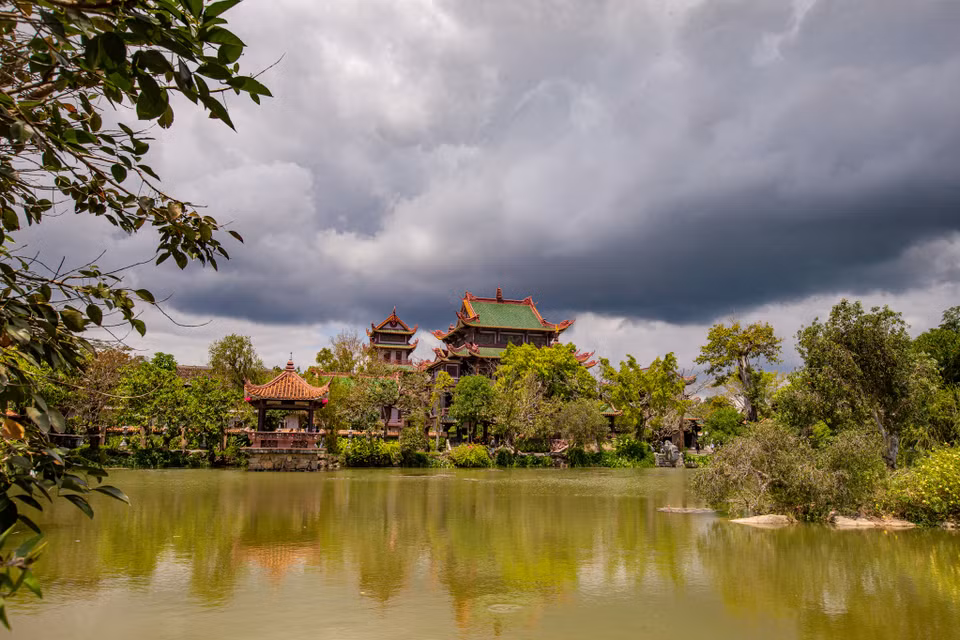 Chùa Thiên Hưng nằm tại thị trấn Đập Đá, cách thành phố Quy Nhơn chừng 23 km. Chùa vừa đựợc xậy dựng lại với phong cách kết hợp giữa cổ kính và hiện đại. (Ảnh: Minh Sơn/Vietnam+)