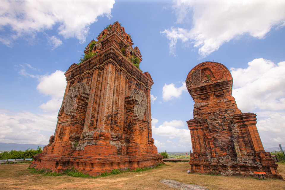 Bình Định còn rất nhiều tháp cổ khác để du khách ghé thăm như Tháp Đôi nằm cạnh cầu Ðôi trên đường Trần Hưng Đạo, phường Đống Đa, thành phố Quy Nhơn. (Ảnh: Minh Sơn/Vietnam+)