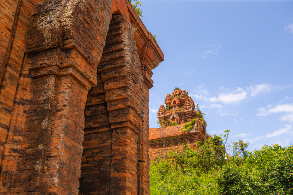 Tháp Bánh Ít cao 22m, trên đỉnh tháp là tượng thần Siva được làm bằng đá, xung quanh tháp chính là ba tháp phụ, mang đậm kiến trúc Champa, được trang trí đẹp và có giá trị nghệ thuật cao. (Ảnh: Minh Sơn/Vietnam+)
