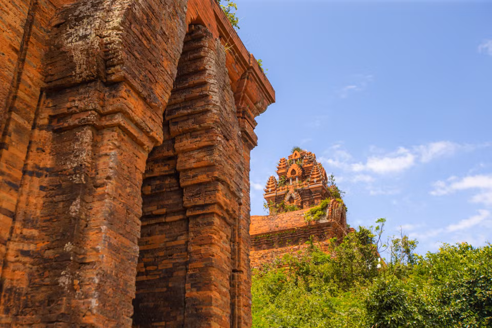 Tháp Bánh Ít cao 22m, trên đỉnh tháp là tượng thần Siva được làm bằng đá, xung quanh tháp chính là ba tháp phụ, mang đậm kiến trúc Champa, được trang trí đẹp và có giá trị nghệ thuật cao. (Ảnh: Minh Sơn/Vietnam+)