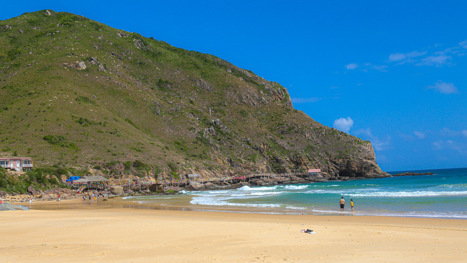 Đảo Kỳ Co có nước biển trong xanh với bãi cát trắng mịn, rất thích hợp cho du khách đến bơi lội. Làm một tour du lịch Kỳ Co - Eo Gió, du khách hoàn toàn có thể trải nghiệm một hành trình lặn san hô, cắm trại, ăn hải sản trong ngày. (Ảnh: Minh Sơn/Vietnam+)