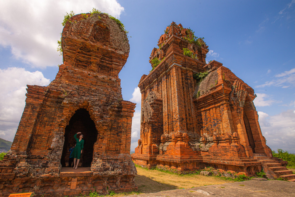 Tháp được được xây dựng vào thế kỷ thứ 10. Trước đây, một nhóm tác giả người Anh đã đưa tháp Bánh Ít vào 1001 công trình kiến trúc mà du khách nhất định phải ghé thăm một lần trong đời. (Ảnh: Minh Sơn/Vietnam+)