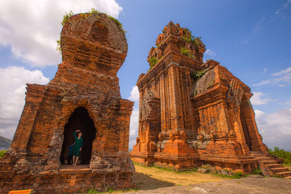 Tháp được được xây dựng vào thế kỷ thứ 10. Trước đây, một nhóm tác giả người Anh đã đưa tháp Bánh Ít vào 1001 công trình kiến trúc mà du khách nhất định phải ghé thăm một lần trong đời. (Ảnh: Minh Sơn/Vietnam+)