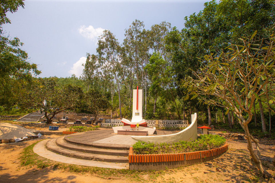 Đến khu du lịch Quy Hoà, du khách cũng có thể viếng thăm ngôi mộ thi sĩ tài hoa bạc phận Hàn Mặc Tử. (Ảnh: Minh Sơn/Vietnam+)