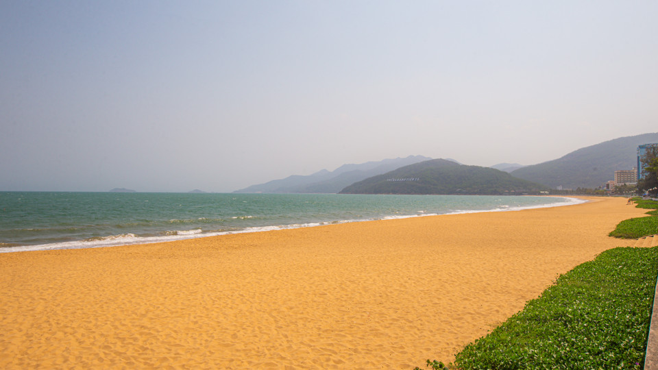 Bãi biển Quy Nhơn nằm cạnh trung tâm thành phố Quy Nhơn là một địa điểm thú vị. Bãi biển sở hữu đường cong quyến rũ với biển xanh, cát vàng kéo dài 5km từ mũi Tấn đến Ghềnh Ráng. (Ảnh: Minh Sơn/Vietnam+)