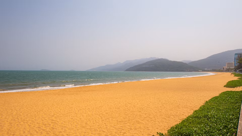 Bãi biển Quy Nhơn nằm cạnh trung tâm thành phố Quy Nhơn là một địa điểm thú vị. Bãi biển sở hữu đường cong quyến rũ với biển xanh, cát vàng kéo dài 5km từ mũi Tấn đến Ghềnh Ráng. (Ảnh: Minh Sơn/Vietnam+)