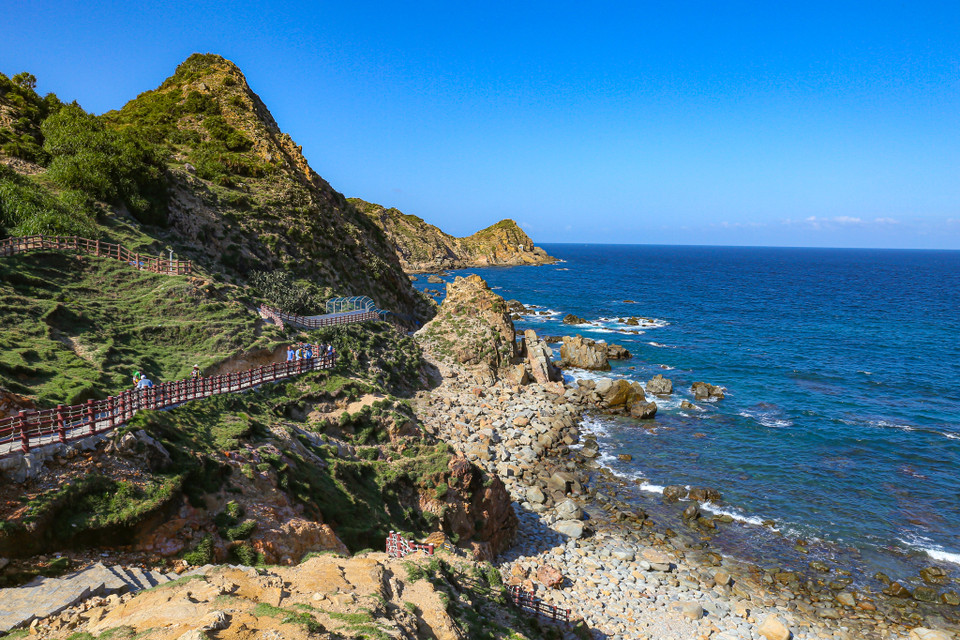 Những rặng núi đá cao, uốn lượn ôm trọn bãi biển nước trong xanh, tạo thành một eo biển hút gió tuyệt đẹp. Eo Gió cách trung tâm thành phố Quy Nhơn 20 km về phía đông bắc, thắng cảnh nổi tiếng với vẻ đẹp hoang sơ. (Ảnh: Minh Sơn/Vietnam+)