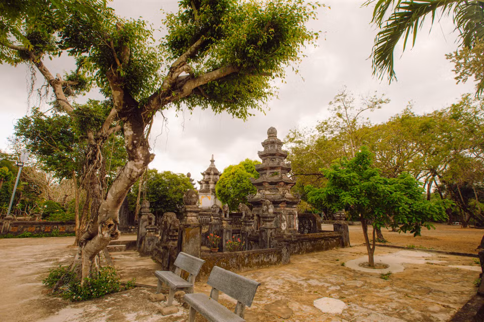 Chùa Thập Tháp nằm trên đồi Long Bích, trong khuôn viên của kinh đô Đồ Bàn xưa. Chùa được xây từ gạch của mười ngôi tháp đổ nên tên gọi là Thập Tháp. Chùa có một tên gọi khác là chùa Nguyên Thiều – tên của vị thiền sư đã khai sinh ra Chùa. (Ảnh: Minh Sơn/Vietnam+)