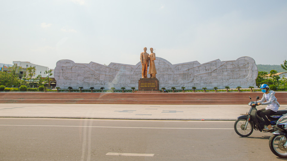 Đến với thành phố biển Quy Nhơn, du khách có thể dạo bước trên quảng trường Nguyễn Tất Thành, nơi có đặt tượng đài cụ Phó bảng Nguyễn Sinh Sắc và người thanh niên yêu nước Nguyễn Tất Thành. (Ảnh: Minh Sơn/Vietnam+)