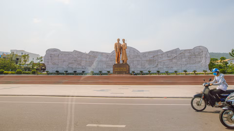 Đến với thành phố biển Quy Nhơn, du khách có thể dạo bước trên quảng trường Nguyễn Tất Thành, nơi có đặt tượng đài cụ Phó bảng Nguyễn Sinh Sắc và người thanh niên yêu nước Nguyễn Tất Thành. (Ảnh: Minh Sơn/Vietnam+)