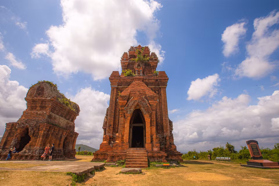 Tháp Bánh Ít nằm tại thôn Đại Lễ, xã Phước Hiệp, huyện Tuy Phước, tỉnh Bình Định. Toàn bộ quần thể có tất cả 4 tháp, nằm trên một ngọn đồi thoai thoải. Nhìn từ xa, cụm tháp trông giống như bánh ít – một loại đặc sản ở Bình Định. (Ảnh: Minh Sơn/Vietnam+)