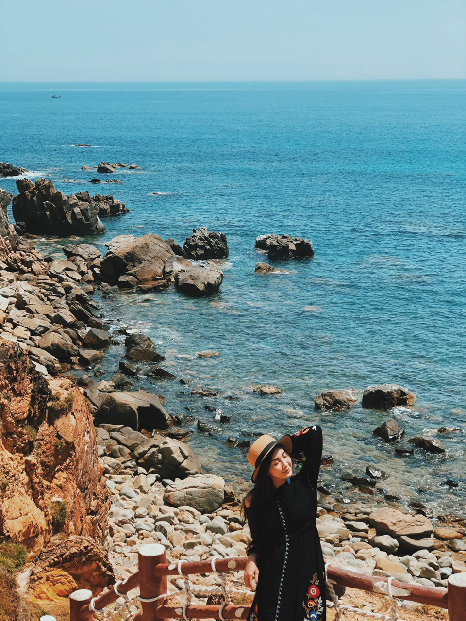 Khi bạn đi du lịch Eo Gió, du khách sẽ có những góc chụp hình và ngắm cảnh tuyệt đẹp mà không giống bất cứ địa danh nào. (Ảnh: Minh Sơn/Vietnam+)