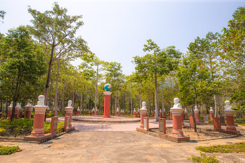 Khu du lịch Quy Hòa có bệnh viện phong quốc gia. Nơi đây nổi tiếng với vườn tượng các danh nhân y học cả Việt Nam và Quốc tế. Nhà thơ tài hoa Hàn Mặc Tử đã từng sống và điều trị trong bệnh viện này. (Ảnh: Minh Sơn/Vietnam+)