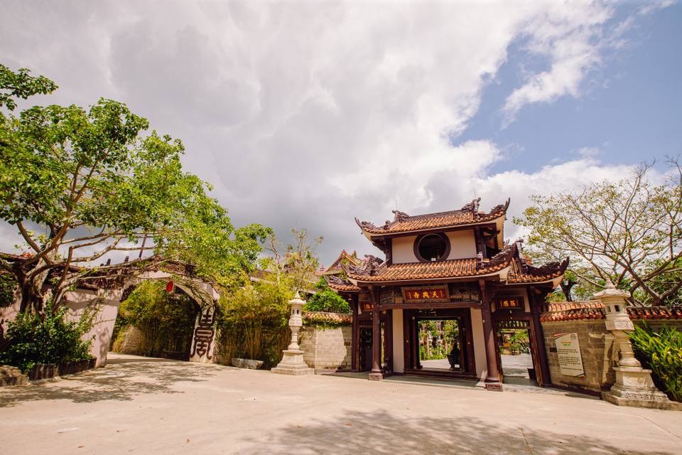 Du khách trên đường từ sân bay về thành phố Quy Nhơn rất tiện viếng chùađể thưởng ngoạn và chụp ảnh. (Ảnh: Minh Sơn/Vietnam+)