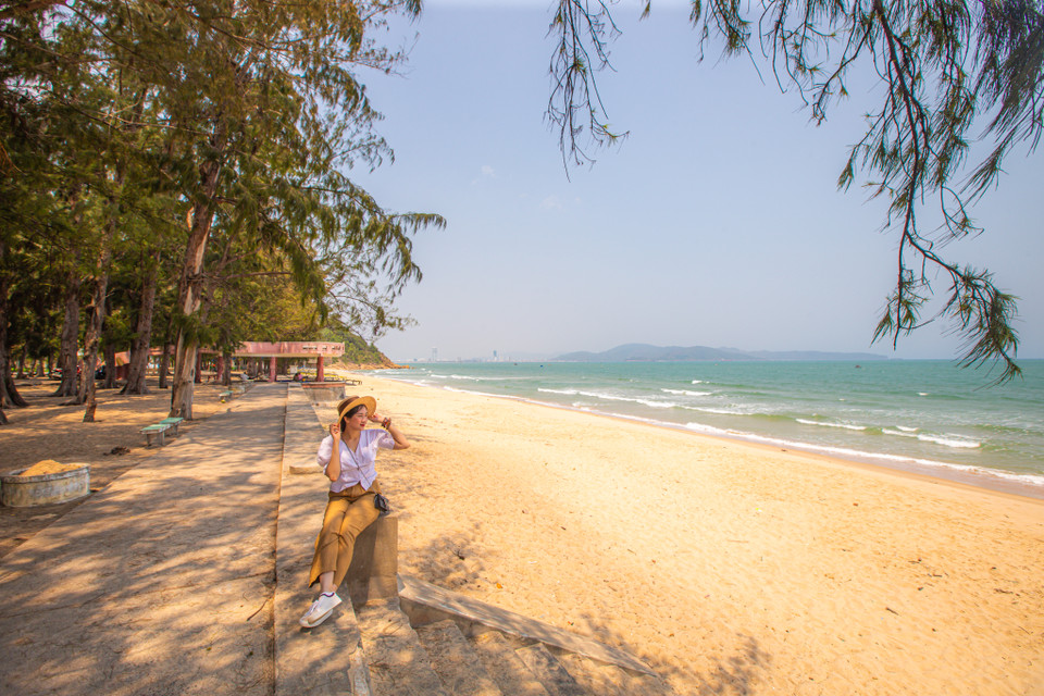 Biển Quy Hòa tại thành phố Quy Nhơn có bãi cát trắng trải dài. Sóng ở đây không quá mạnh, du khách có thể đắm mình trong làn nước trong xanh mát mẻ. (Ảnh: Minh Sơn/Vietnam+)