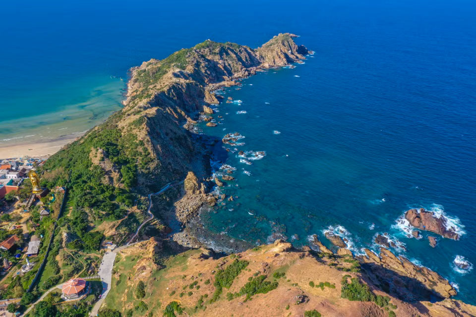 Đây là nơi ngắm cảnh, chụp ảnh tuyệt đẹp ở Bình Định, cũng là nơi đón những cơn gió mát từ biển cả bao la. (Ảnh: Minh Sơn/Vietnam+)