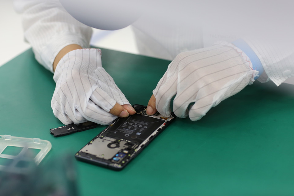 Đội ngũ cán bộ của VinSmart được các chuyên gia đào tạo bài bản, theo tiêu chuẩn quốc tế. (Ảnh: Sơn Hiền/Vietnam+)